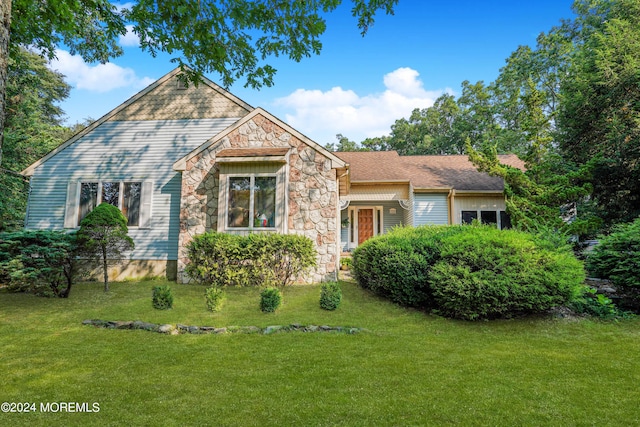 view of front of house with a front lawn