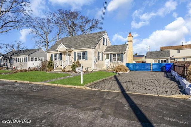 view of front facade featuring a front yard