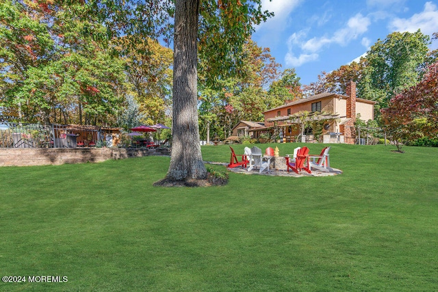 view of yard featuring an outdoor fire pit