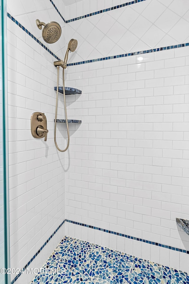 bathroom featuring tiled shower