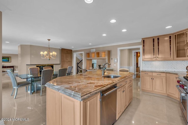 kitchen with sink, decorative light fixtures, an island with sink, a notable chandelier, and stainless steel appliances