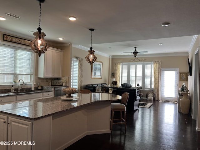 kitchen featuring sink, hanging light fixtures, ceiling fan, dark hardwood / wood-style flooring, and white cabinetry