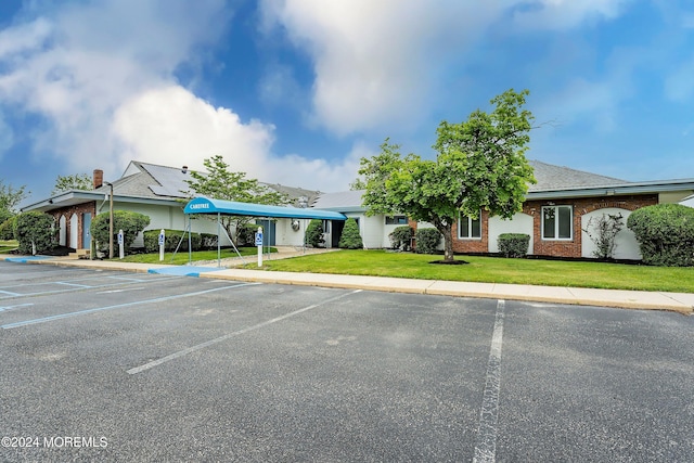 view of front of home featuring a front yard