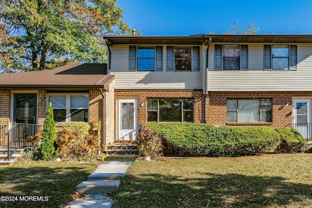 view of front of house featuring a front lawn