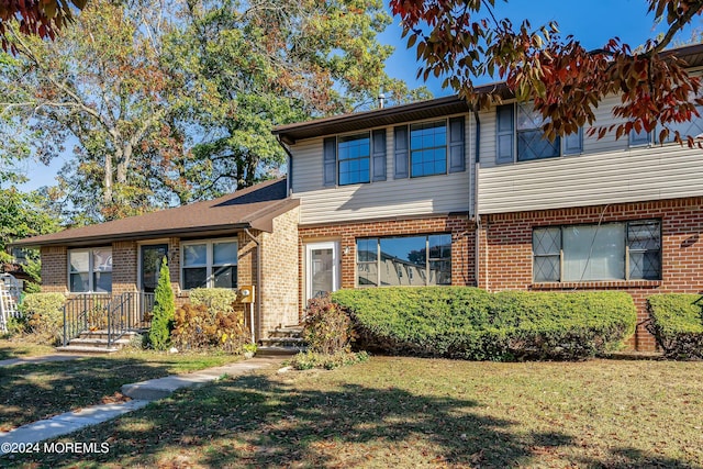 view of front facade featuring a front lawn