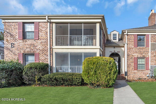 view of front of house with a front lawn