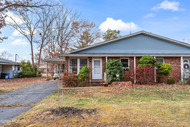 view of front of house featuring a front lawn and a carport