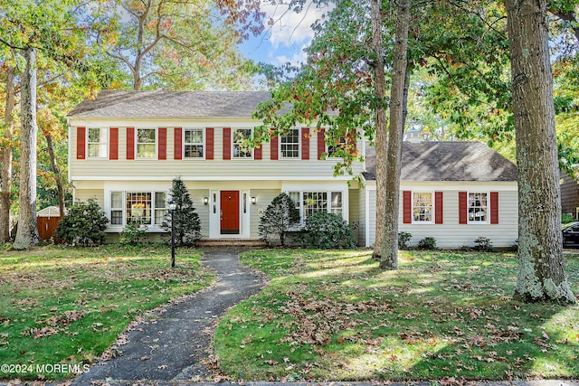 colonial house featuring a front lawn