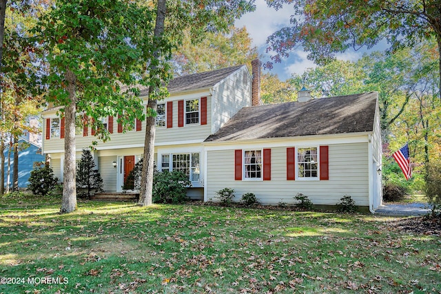 colonial home featuring a front yard