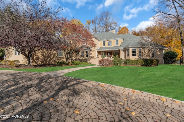 front facade featuring a front lawn