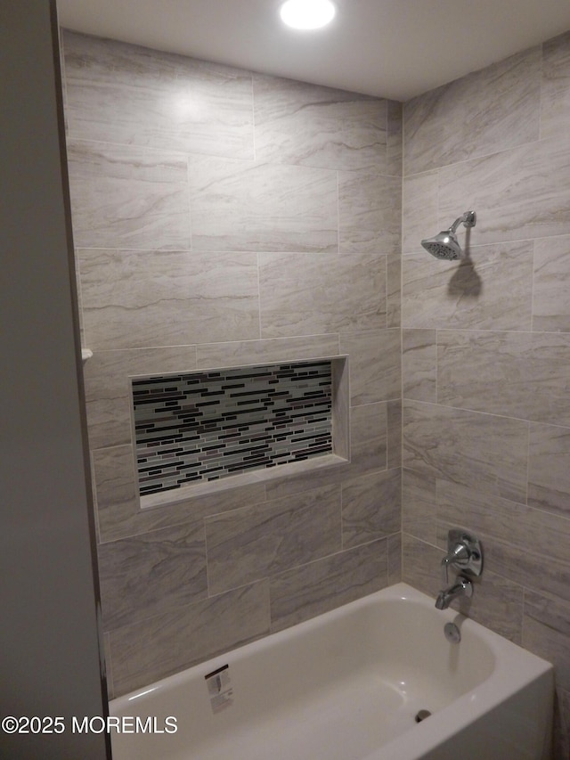 bathroom with tiled shower / bath