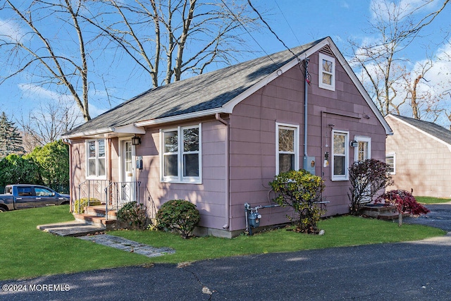 view of front facade featuring a front yard