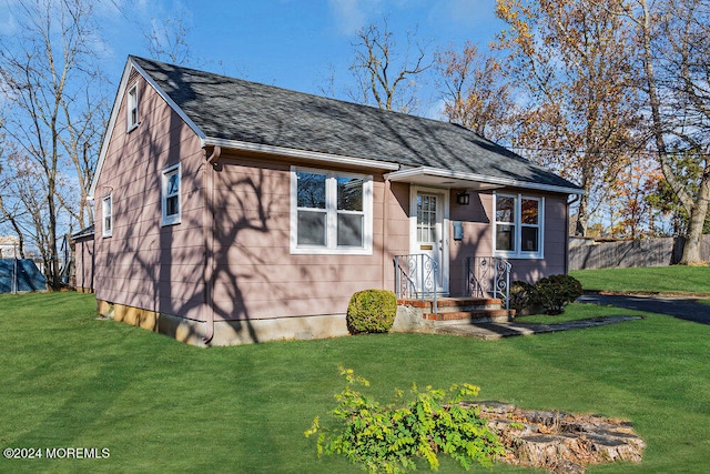 view of front facade featuring a front yard