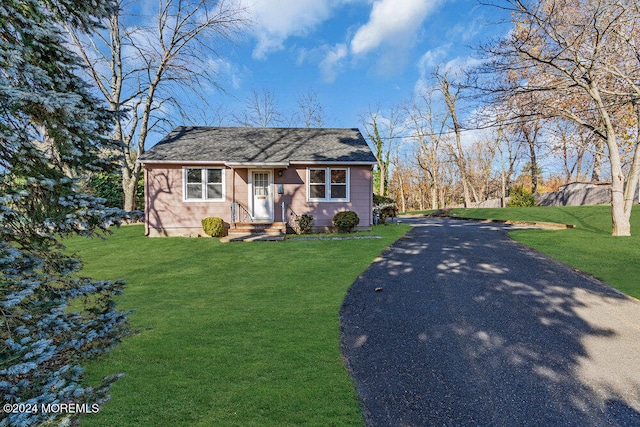 view of front facade featuring a front yard