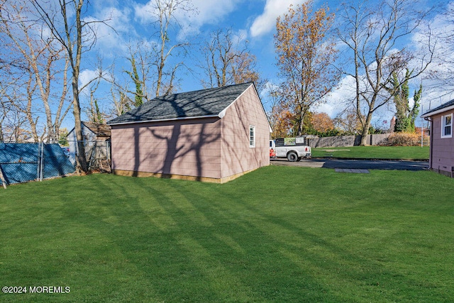 view of yard featuring a shed