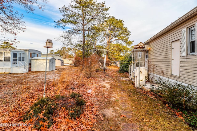 view of yard featuring an outbuilding