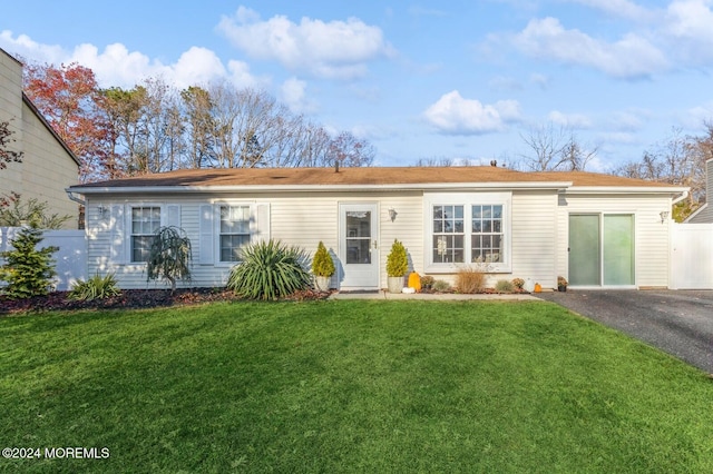 view of front of home featuring a front yard