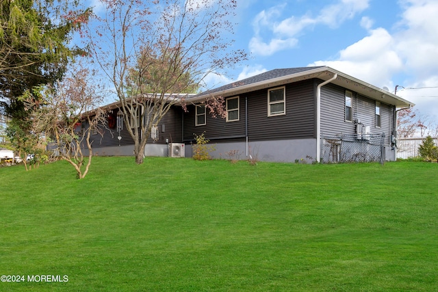 view of front facade featuring a front lawn