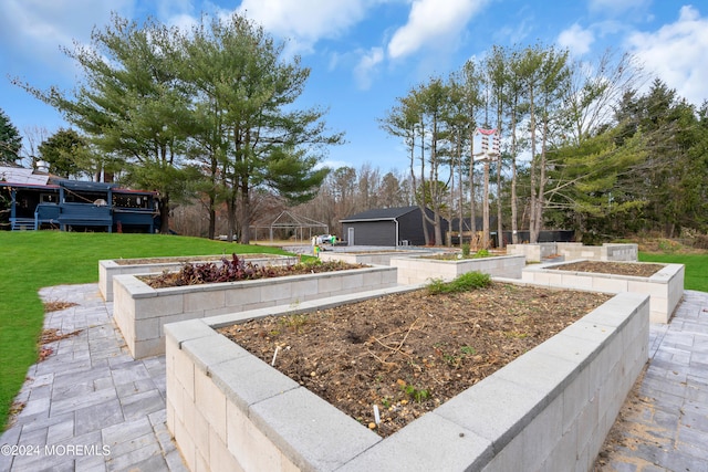 view of yard featuring a garage and an outdoor structure