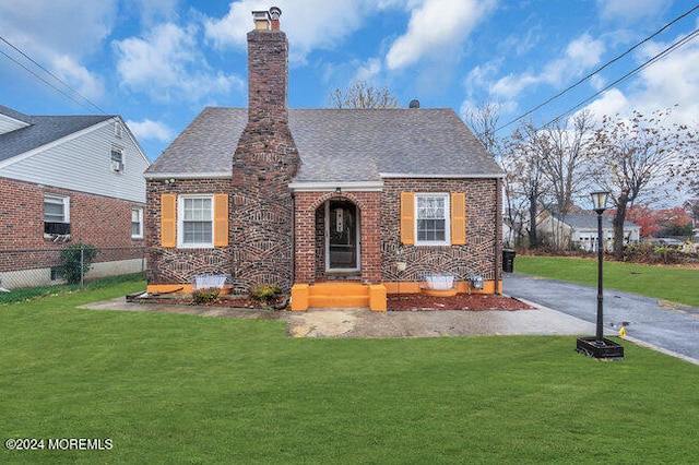 view of front of house featuring a front lawn