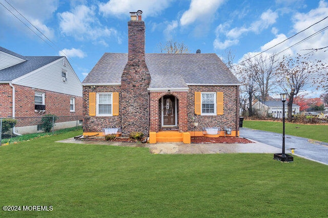 view of front facade featuring a front lawn