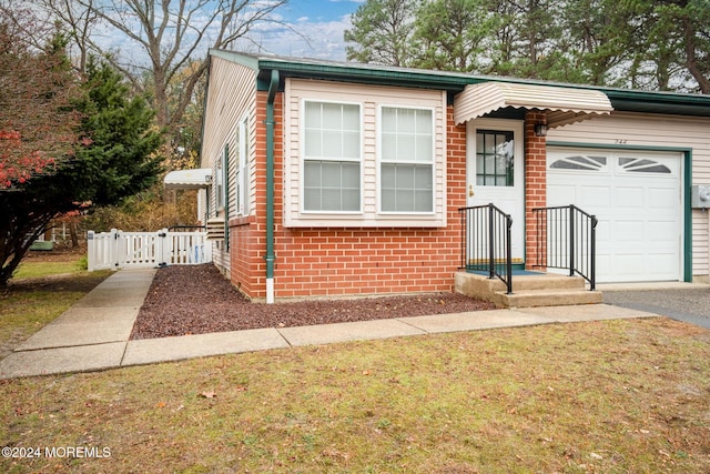 view of front facade featuring a garage and a front lawn