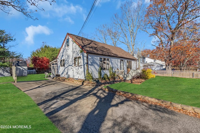 bungalow-style house featuring a front lawn