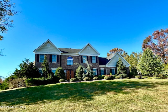 view of front of property featuring a front lawn