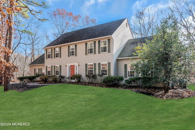 colonial inspired home featuring a front yard