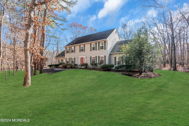 colonial house featuring a front yard