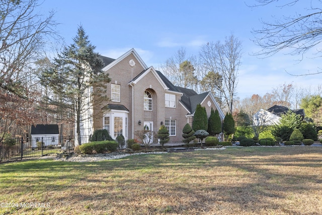 view of front facade featuring a front yard