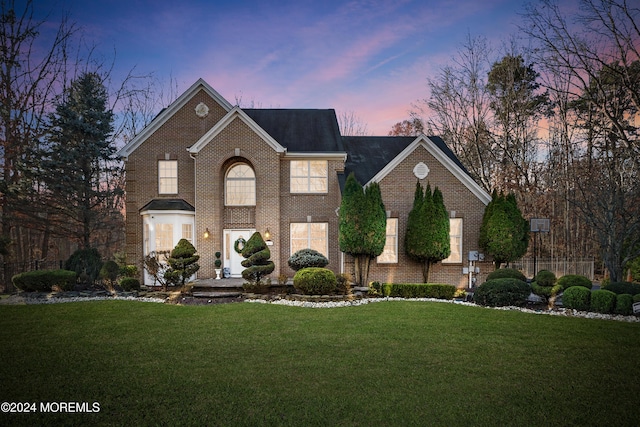 view of front facade with a lawn