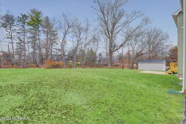 view of yard with an outdoor structure