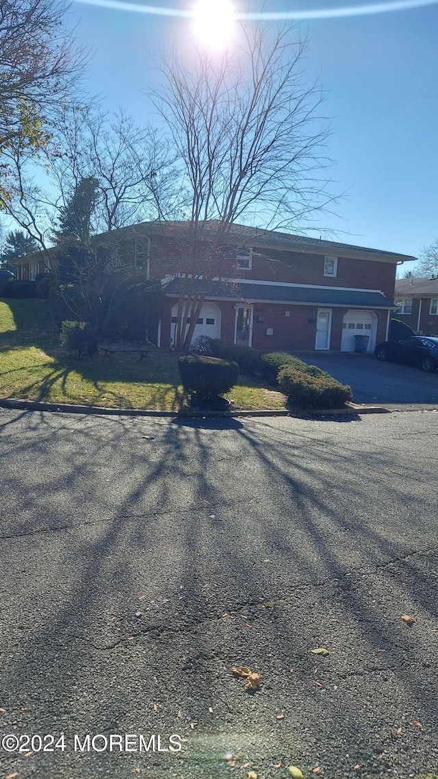 view of front facade featuring a garage