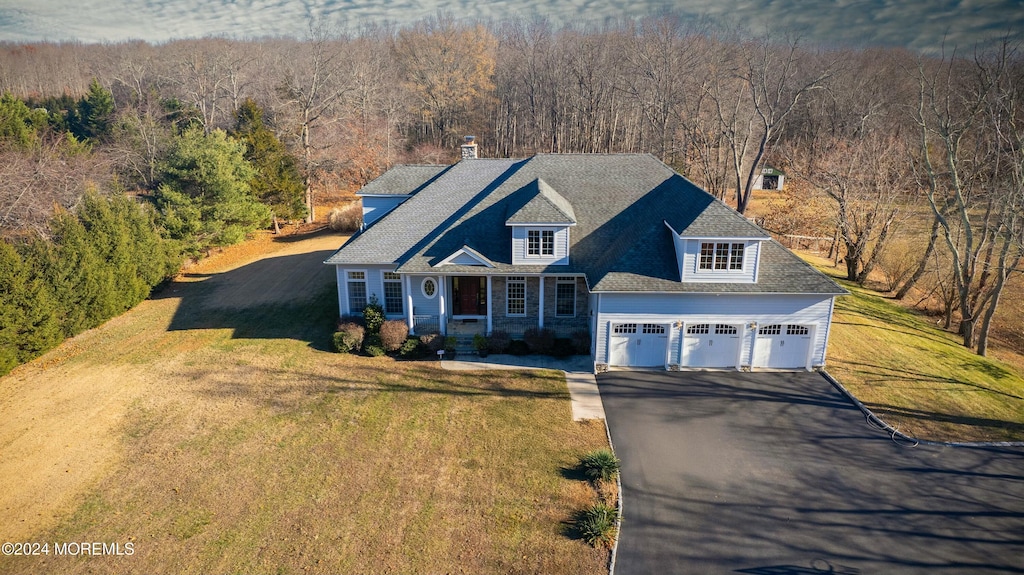 view of front of house featuring a front lawn and a garage