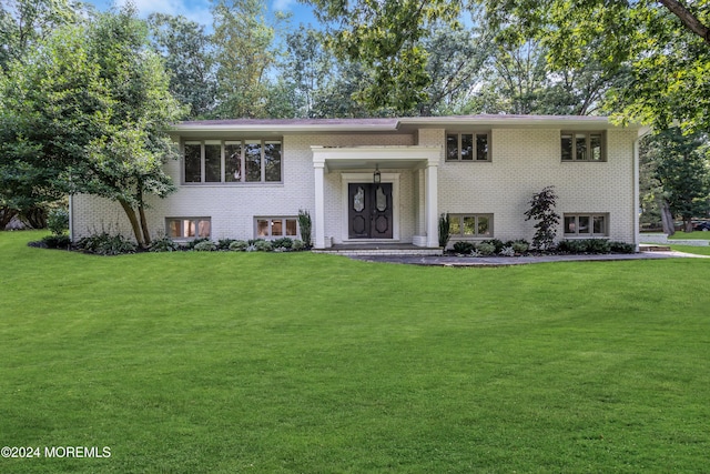 split foyer home featuring a front yard