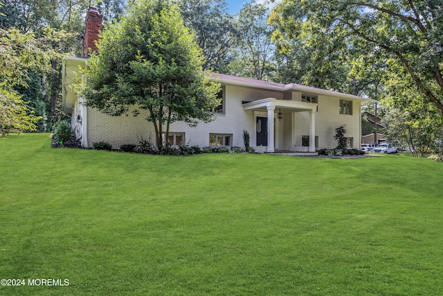 view of front of home with a front lawn