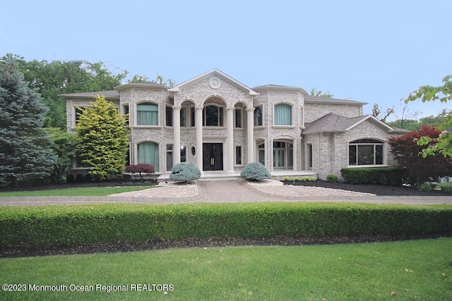 view of front of home featuring a front lawn