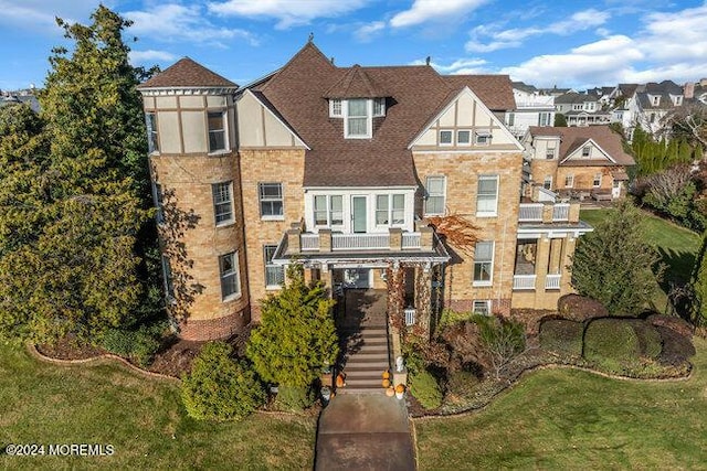 view of front of property featuring a front lawn