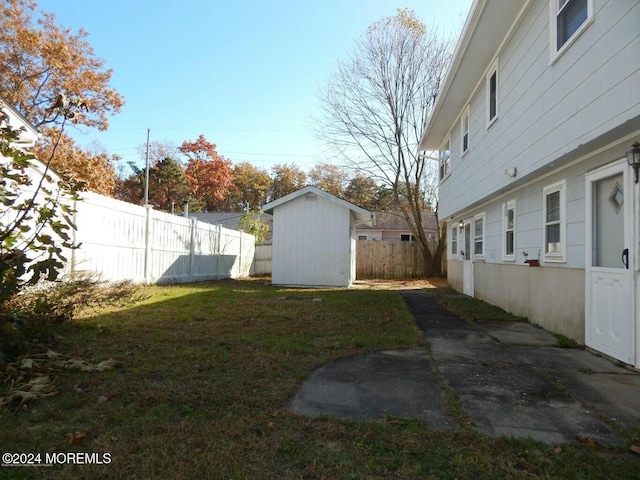 view of yard featuring a storage shed