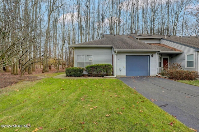 view of front facade featuring a garage and a front lawn