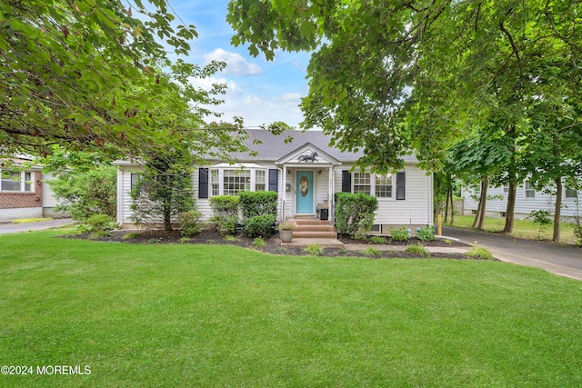 view of front facade with a front lawn