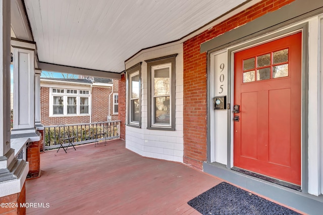 entrance to property featuring covered porch