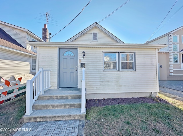 view of front of house featuring a front lawn