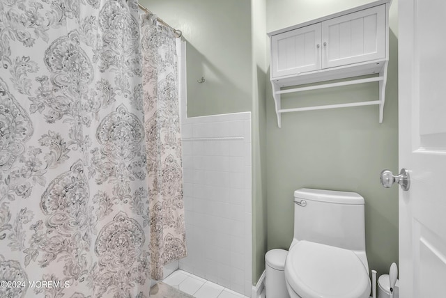 bathroom featuring a shower with curtain and toilet