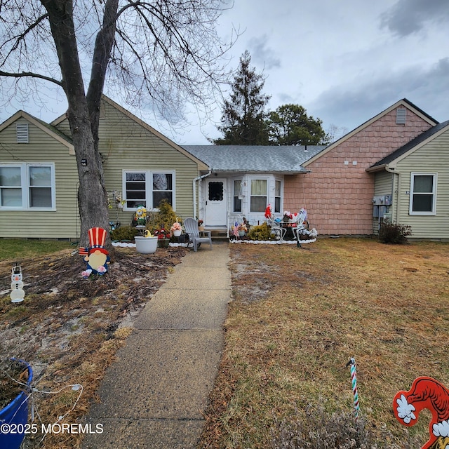 view of front of house featuring a front yard