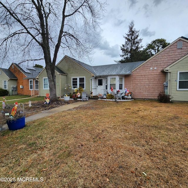 ranch-style house featuring a front lawn