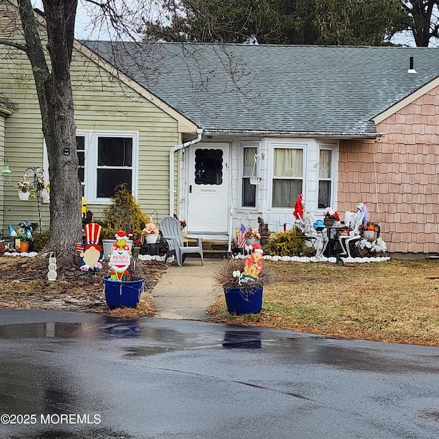 view of front facade featuring a front yard