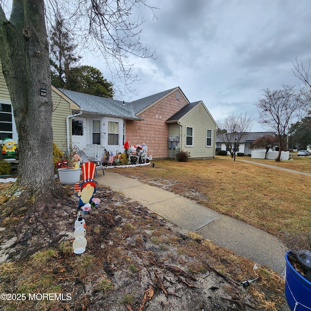 view of front of house with a front lawn