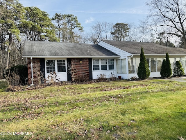 ranch-style home with a front yard